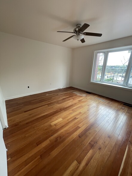 Main bedroom - 495 Snediker Ave