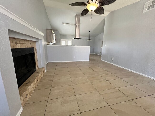 Building Photo - Beautiful East Side Home-Prime Location!