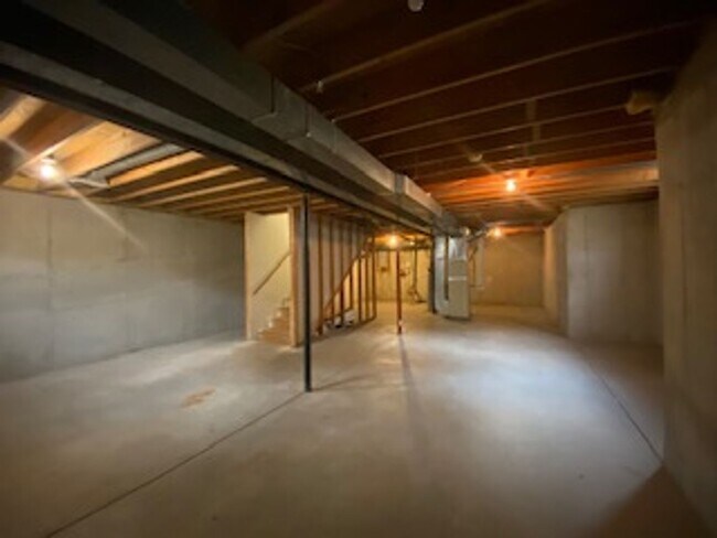 Building Photo - 819 Colonial Manor Dr