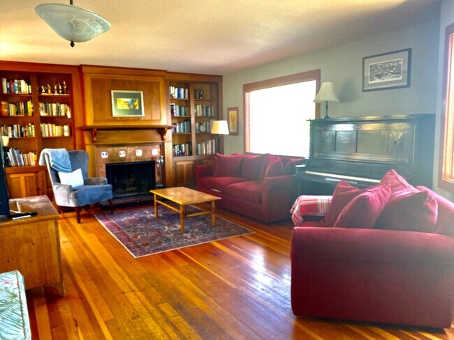 Building Photo - Pacific Grove Historical 3 Bed 2 Bath