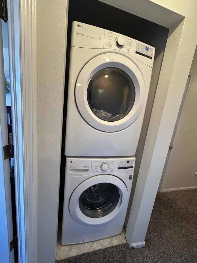 Building Photo - 678 Eagle Dr