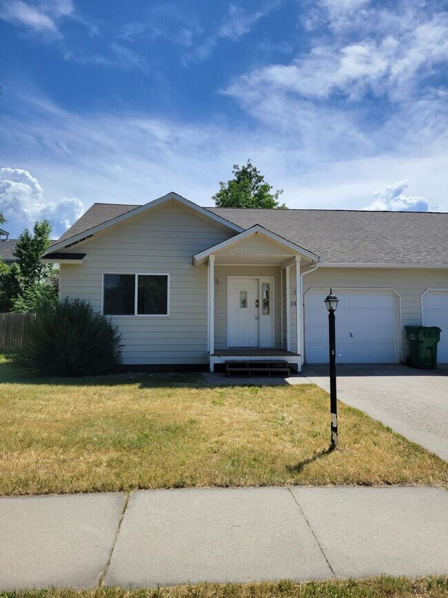 Building Photo - Newly remodeled 2 Bed, 2 Bath Duplex with ...