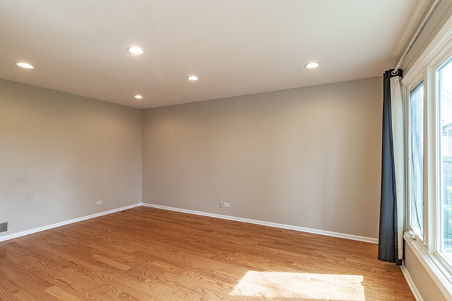 Building Photo - 690 Greenview Ln