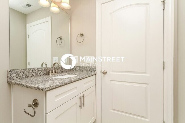 Building Photo - 3 Bedroom Pet-Friendly Home in Hendersonville, TN with Main Street Renewal
