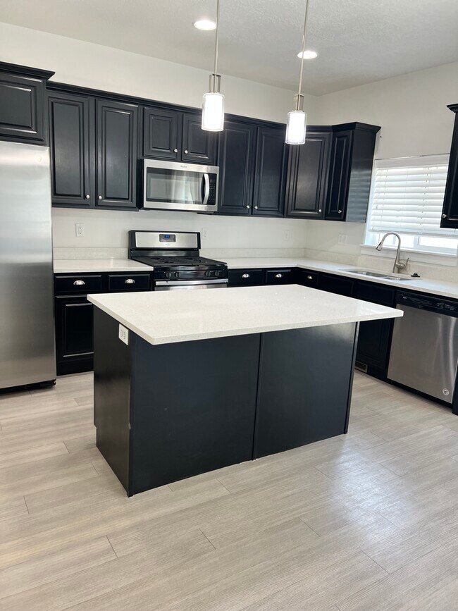 Building Photo - Bluffdale Townhouse