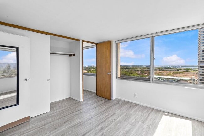 Building Photo - Welcome to your urban oasis!