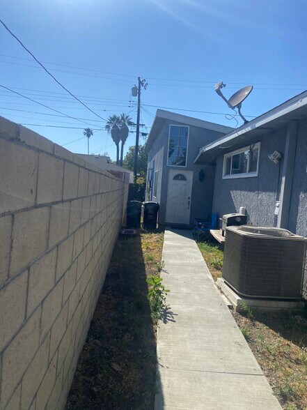 Building Photo - 207 Santa Clara Plz