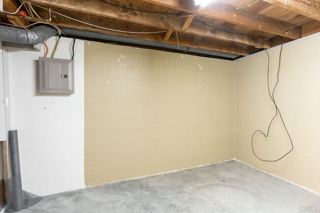 Building Photo - Welcome to this charming 3-bedroom, 2 full...