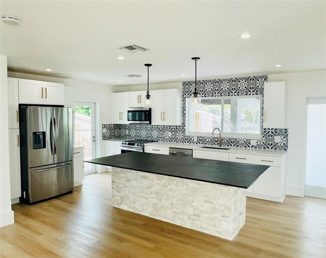 Building Photo - 924 SW 11th St