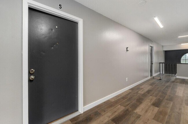 Building Photo - 1221 S Park Ave