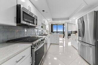 Building Photo - 1900 Consulate Pl