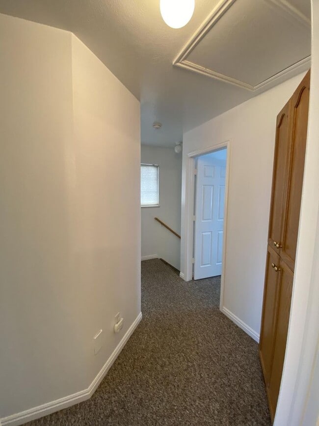 Building Photo - 1556 Talon Dr