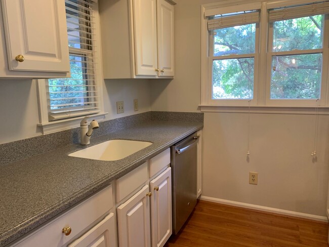 Building Photo - 2 Bed | 2 Bath Condo In Raleigh with Large...