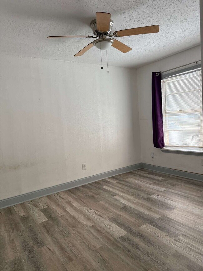 Building Photo - Gorgeous and Affordable 1 Bed/1 Bath, Clos...