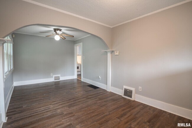 Building Photo - 4515 Drake Dr