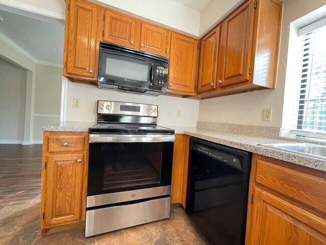 Building Photo - 4 Bed 2 Bath