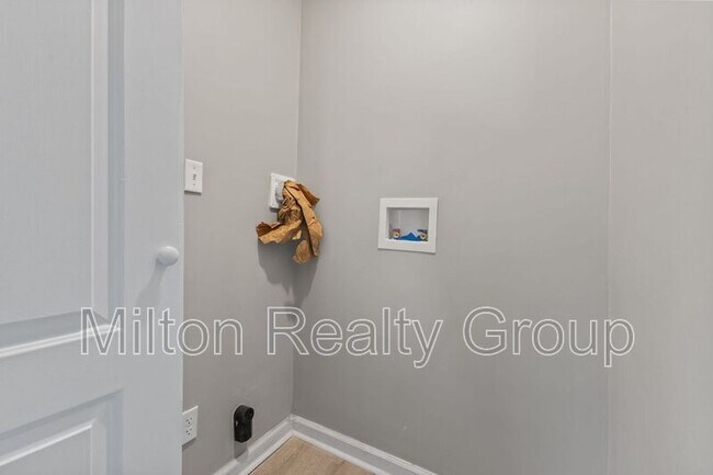 Building Photo - 329 S McPherson Church Rd