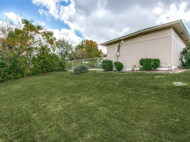 Building Photo - 1813 Gravley Dr
