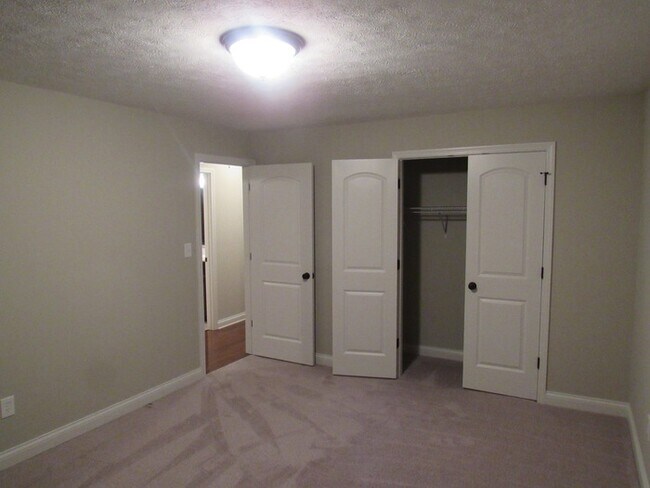 Building Photo - 4 Bedroom, 3 Bath Basement Ranch with Coun...