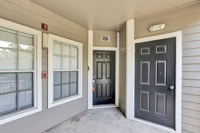 Building Photo - 3 bedroom/ 2 bathroom condo next to St Joh...