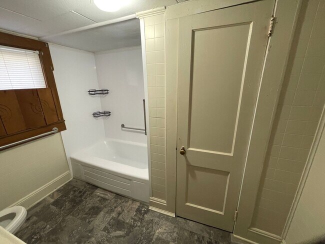 Building Photo - 2 bedroom 1 bath house available