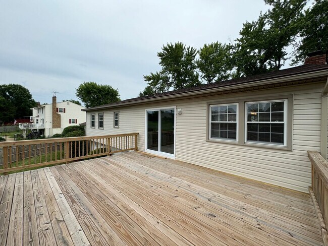 Building Photo - Spacious 5 Bed 3 Bath Home Walking Distanc...