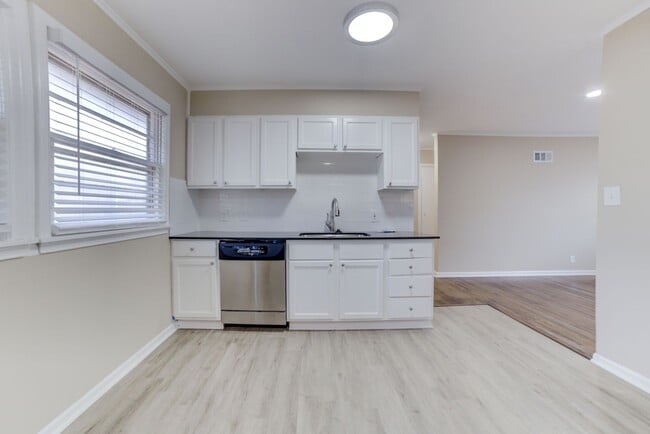 Building Photo - 2 Bed | 1 Bath