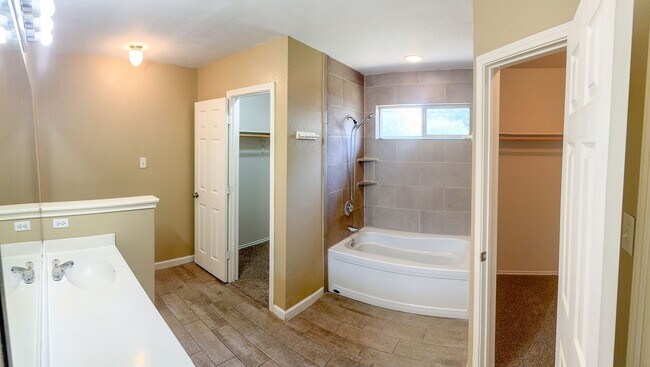Building Photo - Available NOW!!!! Beautiful 1 story, 4 bed...