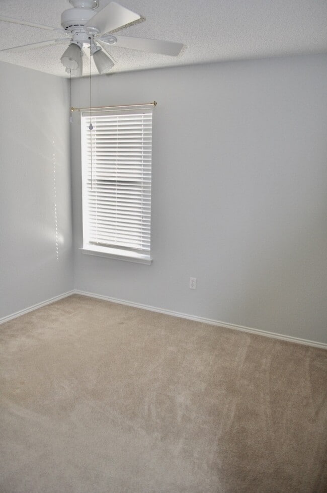 Building Photo - 229 Lancelot Dr