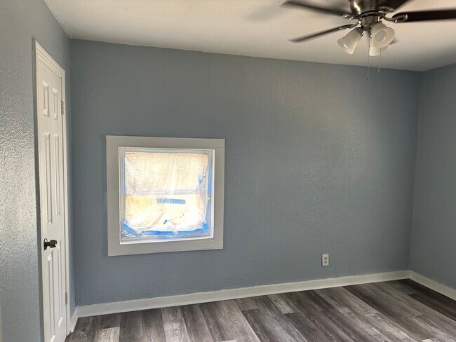 Building Photo - 2 Bed 1 Bath - House