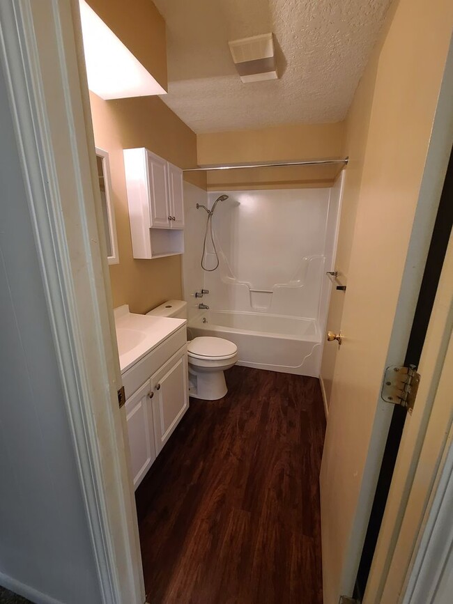 Building Photo - Large Two Bedroom Apt