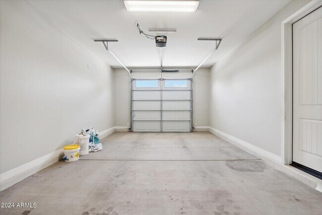 Building Photo - 10630 W Pinchot Ave
