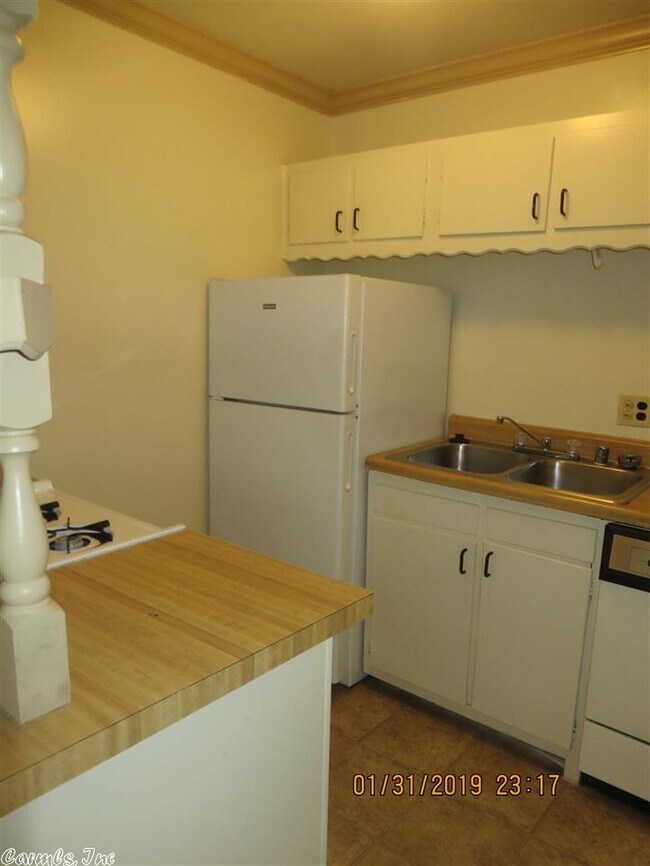 Building Photo - 200 N Fillmore St