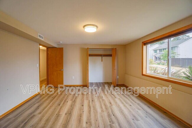 Building Photo - 6904 NE 70th St