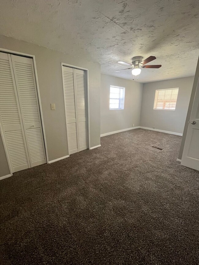 Building Photo - 1 bedroom 1 bath in Romney AVAILABLE FOR L...