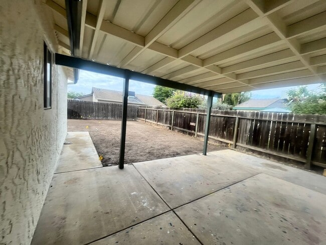 Building Photo - 2405 W Buena Vista Ave