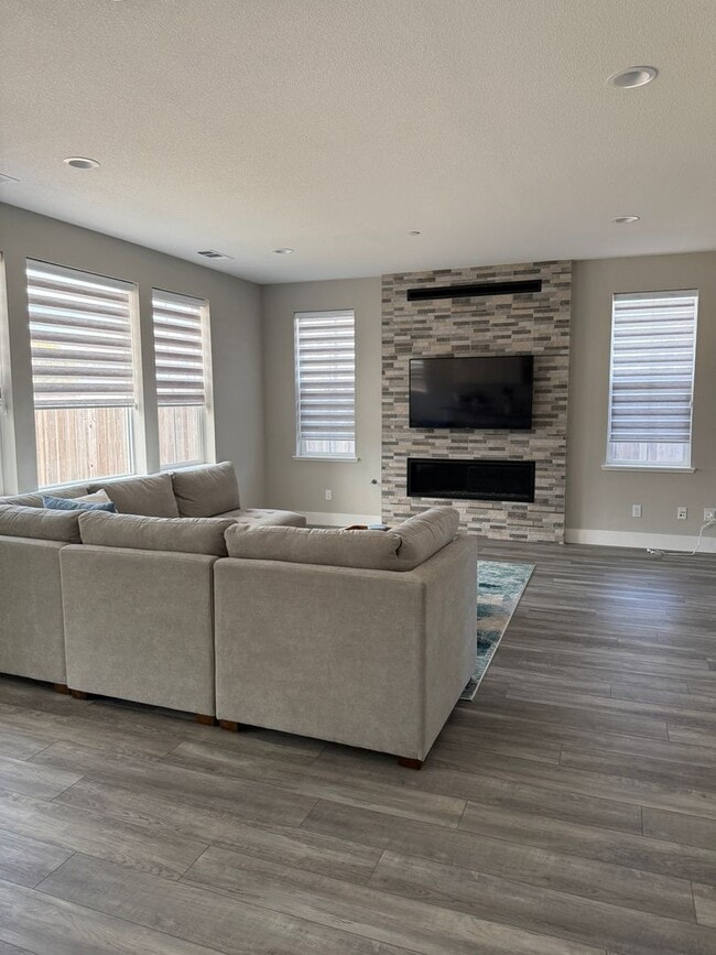 Building Photo - Modern Coastal Living at The Dunes – Spacious 3 Bed + Loft + Office