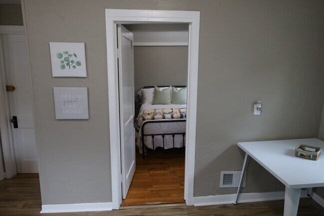 Bedroom - 665 S Park Ave