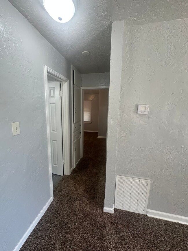 Building Photo - 2 Bed, 1 Bath, 1 Car Garage