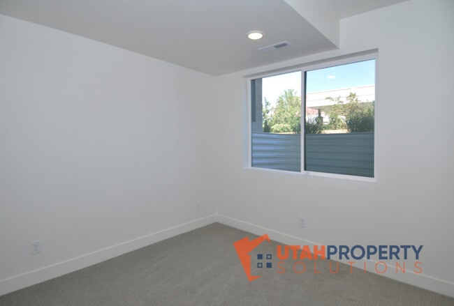Building Photo - 1559 E Talo Ct