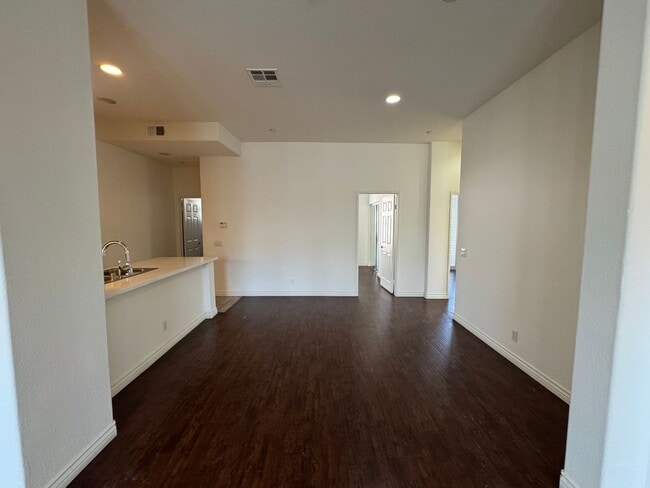 Building Photo - Beautiful 3 Bd/2Ba Spacious Home in Fuller...