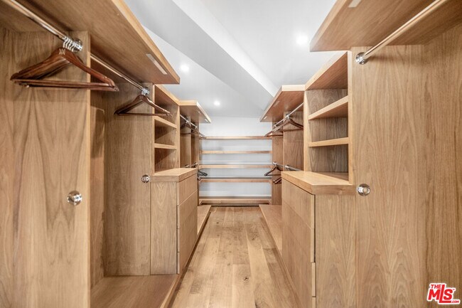 Building Photo - 1735 Summitridge Dr