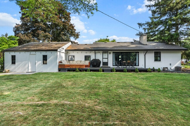 Building Photo - 1528 E Maple Rd