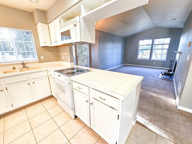 Building Photo - Coming Soon! Cozy top floor 2 Bed, 2 Bath ...