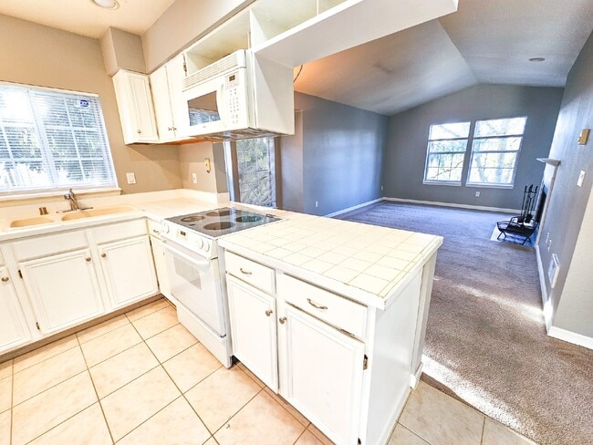 Building Photo - Great Value! Cozy top floor 2 Bed, 2 Bath ...