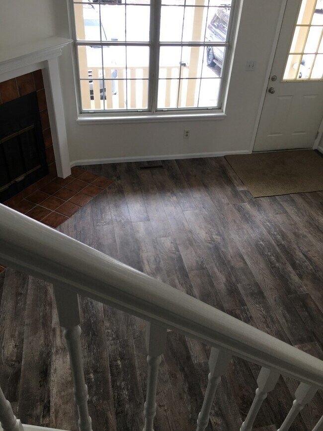 Building Photo - Darling 3 bedroom, 3 bath Louisville Townhome Available June 7