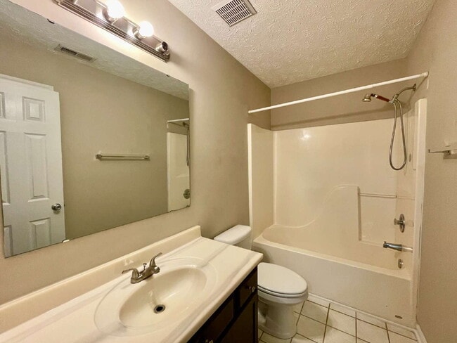 Building Photo - Charming 3-Bed Haven With 2.5 Baths In Fay...