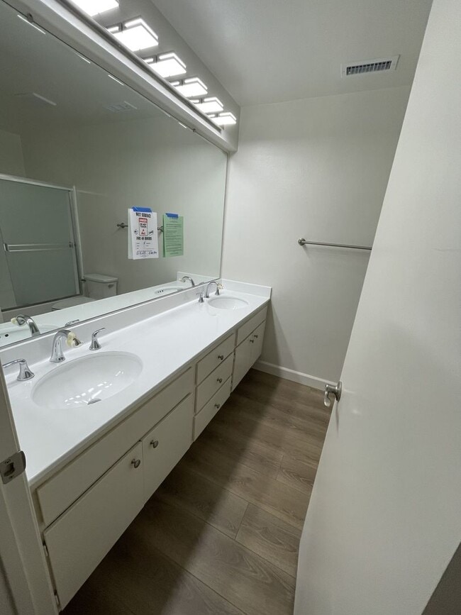 Building Photo - Charming Upstairs Loft – 1-Bedroom Condo-Style Living!