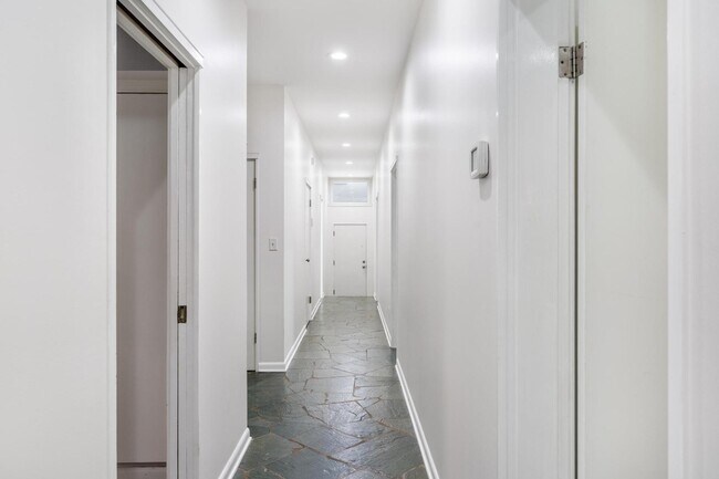 Building Photo - 615 Springhill Dr NE
