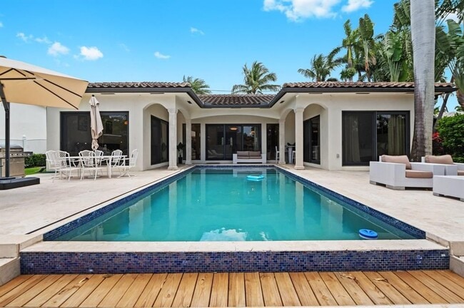 Building Photo - 2437 Castilla Isle